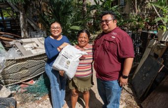 Chacón y Diana Sosa entregan apoyos alimentarios y una silla de ruedas a familias de la colonia Cozumel Turístico