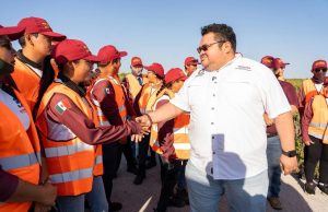 Chacón entrega equipo y maquinaria a personal de ZOFEMAT para mantener playas limpias para locales y turistas