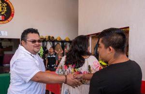 Chacón se suma al reconocimiento de la comunidad extranjera al Heroico Cuerpo de Bomberos de Cozumel