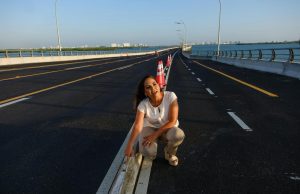 Supervisa Mara Lezama pruebas de la Ruta 27 sobre el puente Nichupté