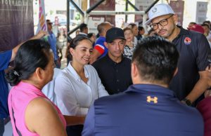 Lleva Ana Paty Peralta atención directa y soluciones a la Supermanzana 517