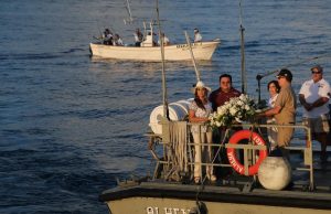 Rinde Mara Lezama homenaje a hombres caídos del mar con ofrenda floral en Cozumel