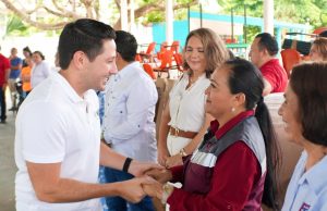 Renán Sánchez Tajonar y Elda Xix Eúan realizan gira para entrega de equipamiento educativo en escuelas de Cozumel